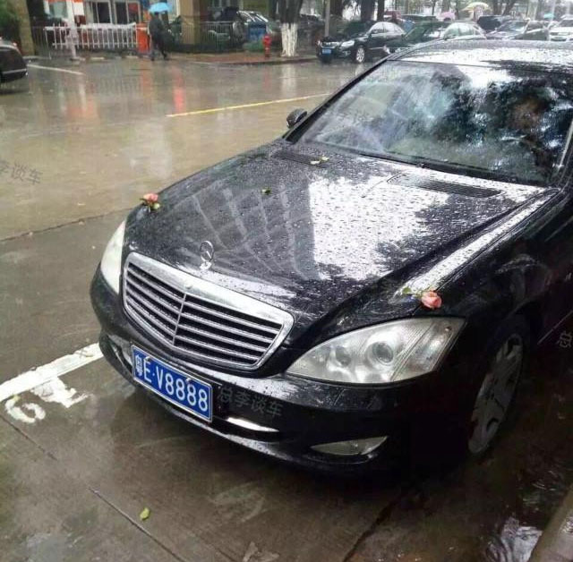 广东富豪嫁女车队曝光!霸气车牌气场强大!