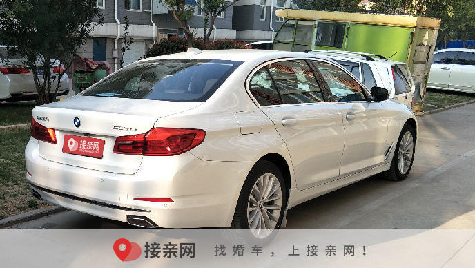 现在很多临沂的年轻人追求个性与时尚,婚车作为婚礼接亲的必备工具,自然也要跟上潮流。据接亲网小编走访临沂婚车市场了解到,宝马5系作为一款经典的婚车,深受大众喜爱。那么临沂宝马5系婚车价格是怎样呢?下面大家就跟着接亲网小编一起去看看临沂宝马5系婚车租赁情况吧! 宝马5系继承了家族车型在行驶方面的舒适表现,在底盘与悬挂系统的处理上,噪音的控制等方面都有所提升。针对主流市场的需求,宝马5系将乘坐舒适性和驾驶质感结合的非常出色,噪音表现也超过了同级别的竞争对手。完美的驾乘体验,想必也是众多新人选择宝马5系作为婚车的