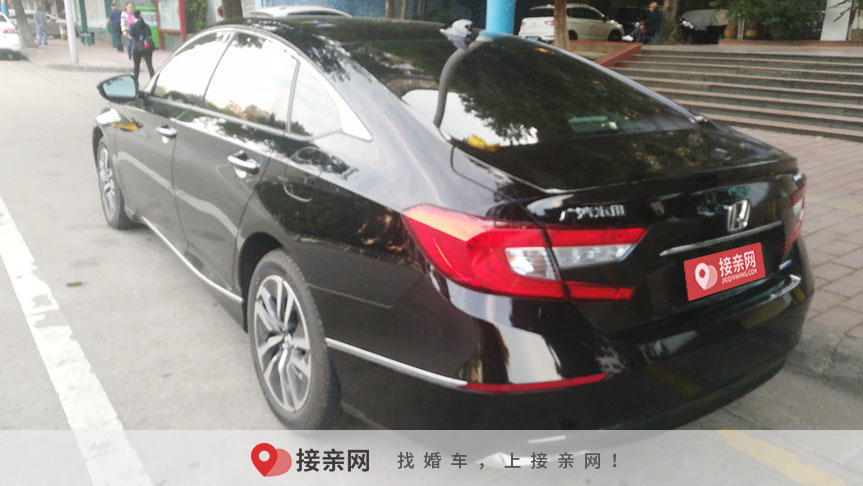随着人们生活水平的提高,婚车已经成为每个广州新人婚礼上必不可少的一部分。但是由于婚庆市场鱼龙混杂,所以新人们了解到的广州婚车租赁价格也是五花八门。所以很多广州新人会直接通过网络在接亲网上查看预定婚车,因为接亲网上的婚价格都是车主自己定的,没有了中间商,价格自然也就相比线下更透明实惠。今天接亲网小编就来带大家了解一下广州本田雅阁婚车租赁价格吧! 本田雅阁的外观造型延续了北美版的设计,整体风格仍然以大气、稳重为主,所以非常适合做婚车。 本篇文章给您介绍的是2018年12月04日由金先生发布在接亲网的本田雅阁婚