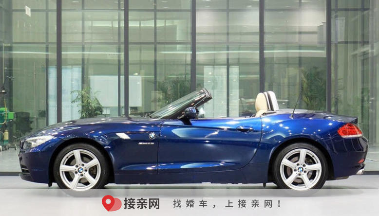 我们十堰租一辆宝马Z4婚车要多少钱?你一定不知道。十堰绝大部分婚庆公司也是在接亲网十堰站预定婚车再转手租给新人的,所以,当十堰的新人们想要了解租一辆宝马Z4做婚车怎么样?十堰宝马Z4婚车租赁价格多少钱的时候,看完这篇文章就都明白了。 宝马z4前脸依然是宝马传统的家族造型,整车看上去更加优雅。集运动性与舒适性于一身的包裹式座椅让人继续有了跃跃欲试的冲动。大面积采用的钛金装饰应该算是车内比较突出的特点了,与黑色为主色调的内饰搭配在一起,运动味就更加浓了。想必这也是宝马z4作为全国热门婚车的原因之一。 本篇文章