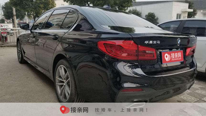 我们都知道,不同城市的结婚市场是不一样的,因而在婚车的租赁价格上自然也是存在一定的差距,关于扬州宝马5系婚车价格一天多少钱?还是要看扬州当地的消费情况。因此,在选择的时候要自己考虑好性价比和需求来选择。 宝马5系继承了家族车型在行驶方面的舒适表现,在底盘与悬挂系统的处理上,噪音的控制等方面都有所提升。针对主流市场的需求,宝马5系将乘坐舒适性和驾驶质感结合的非常出色,噪音表现也超过了同级别的竞争对手。完美的驾乘体验,想必也是众多新人选择宝马5系作为婚车的理由之一。 本篇文章给您介绍的是2019年03月04日