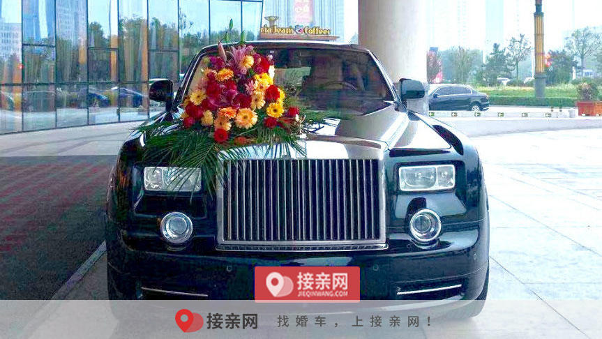 婚车头车是白色其他是黑色