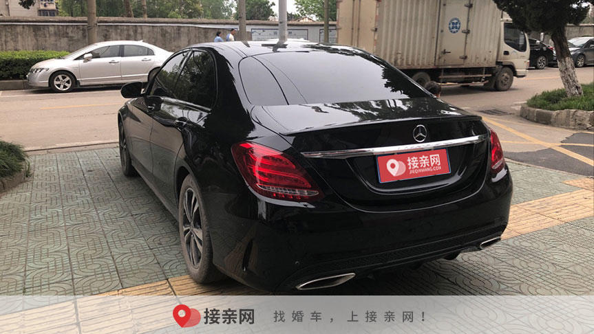 品牌車型:奔馳c級 新車價:33萬 車牌號:鄂a***bz 車身顏色:黑色 車載