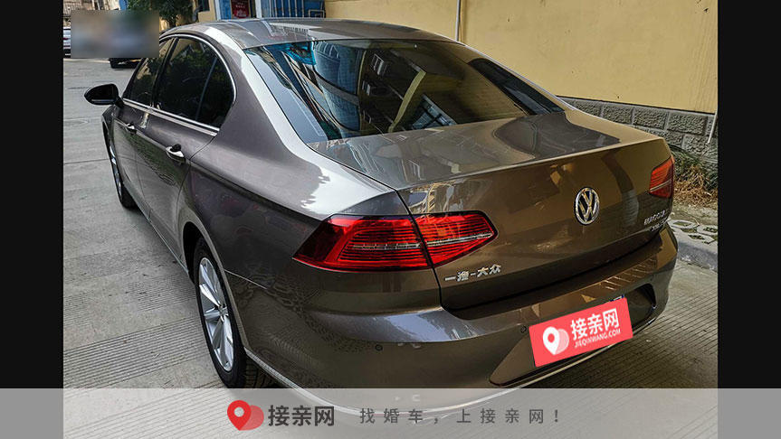 棕色大众轿车型